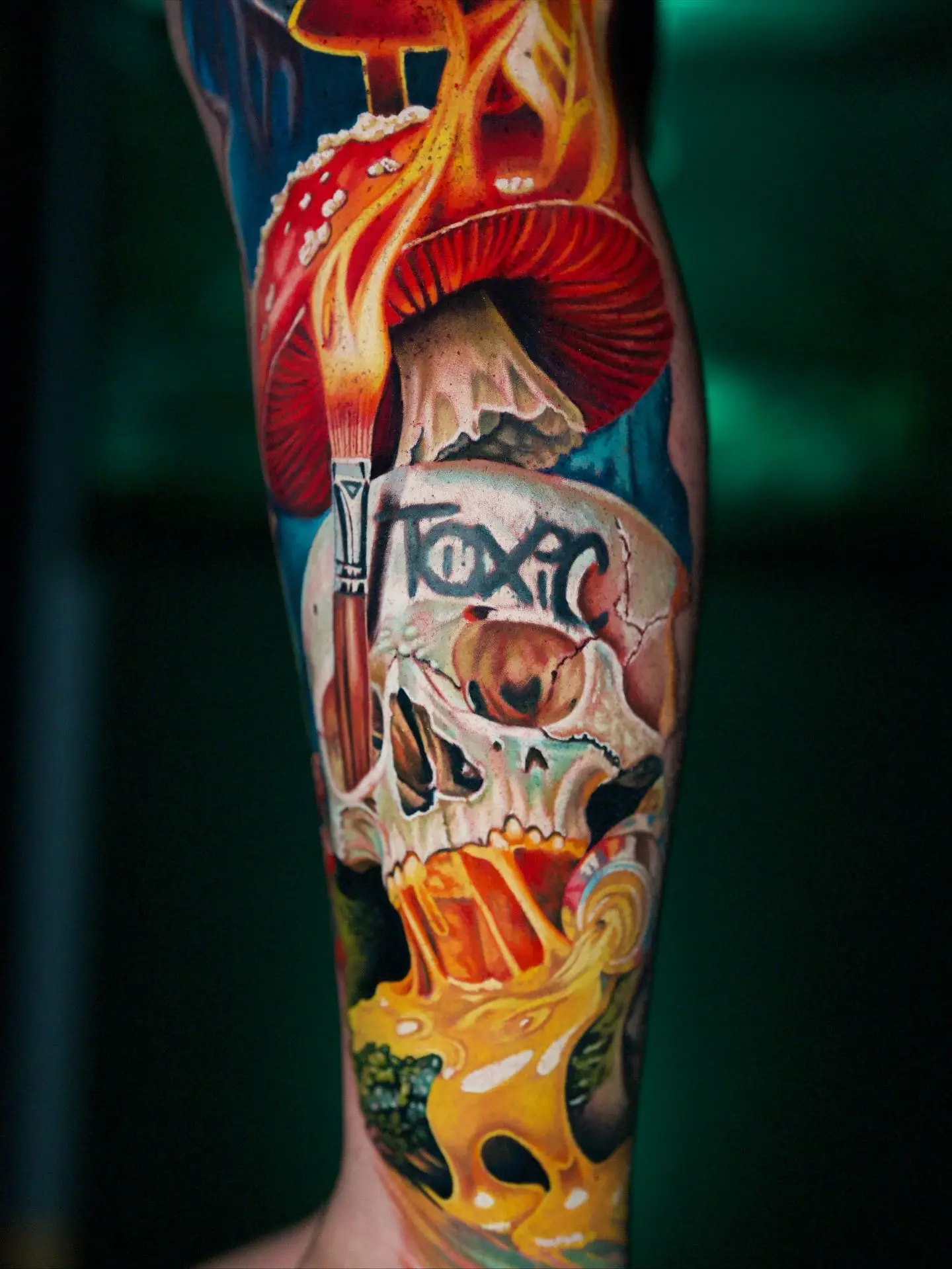 Réalisme couleur : crâne, flammes et champignons, détail de jambe