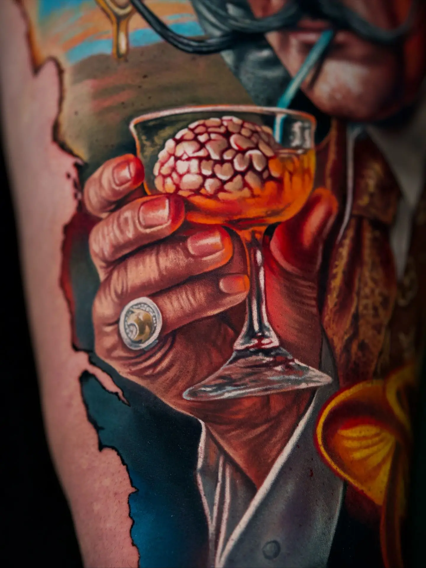 Réalisme couleur : main tenant un cocktail, détail de jambe