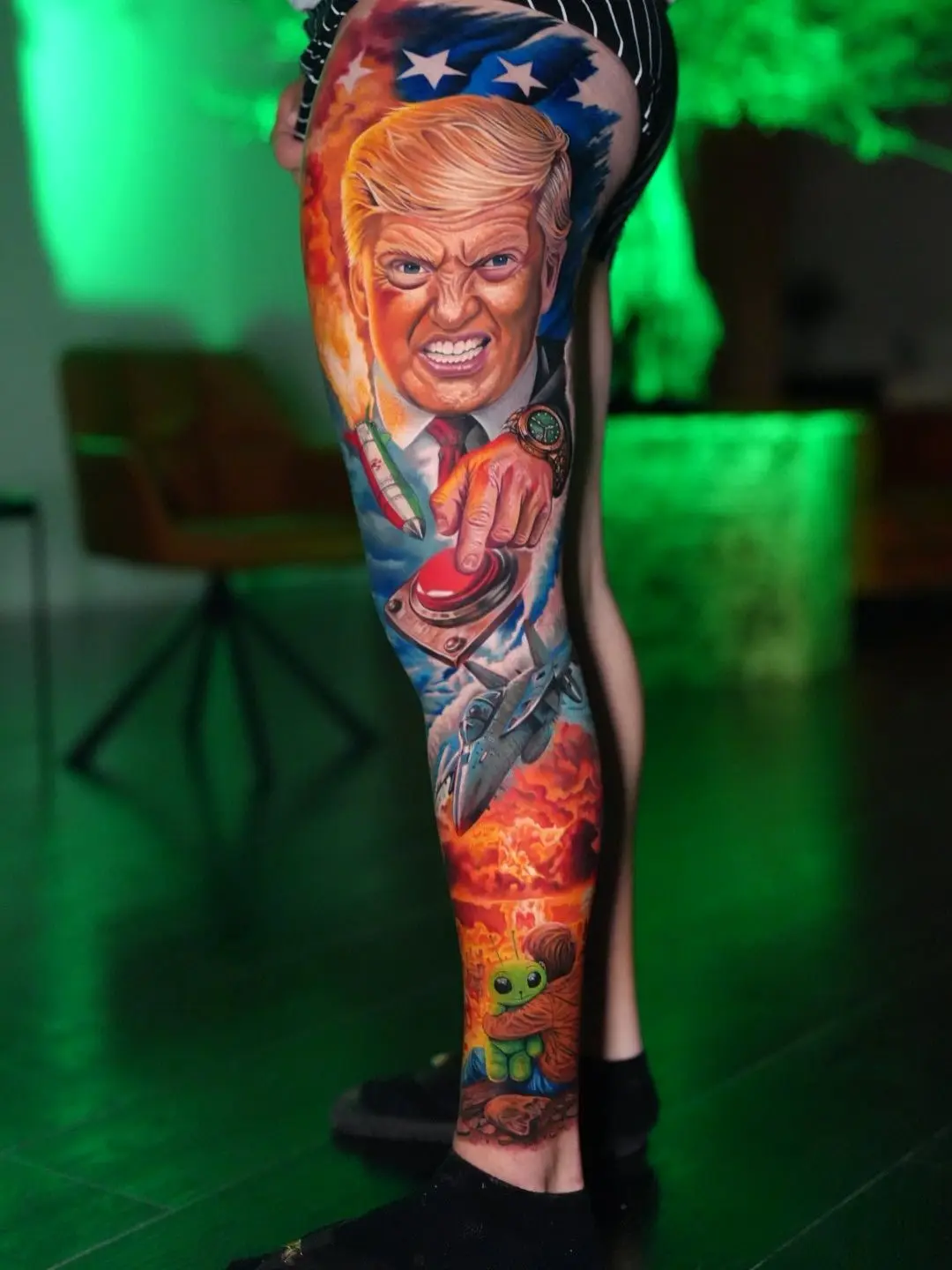 Réalisme couleur sur la jambe : portrait satirique, fusée et explosion
