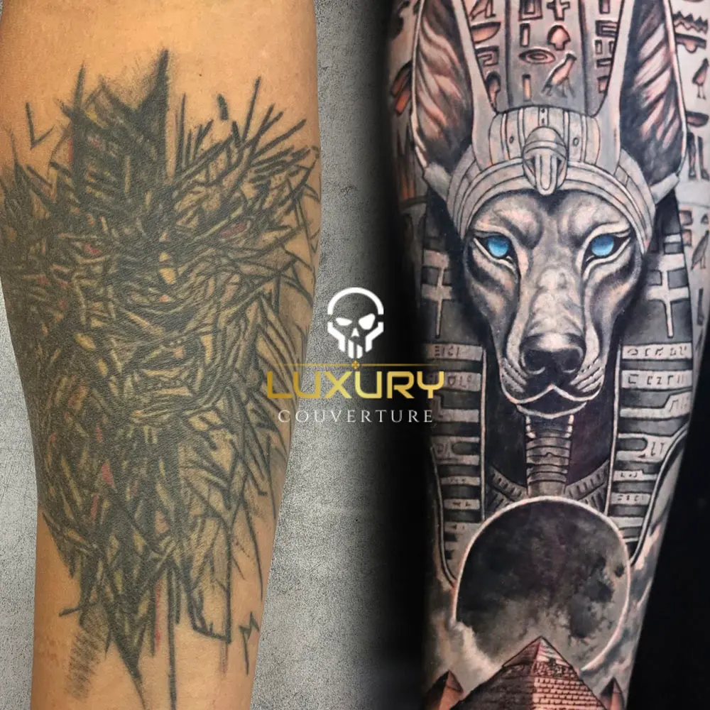 Cover-up sur l’avant-bras : traits noirs recouverts par un Anubis réaliste