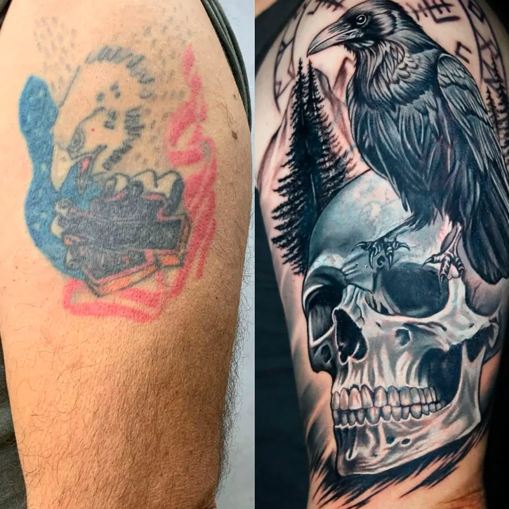 Cover-up sur le bras : tatouage coloré recouvert par un corbeau et un crâne