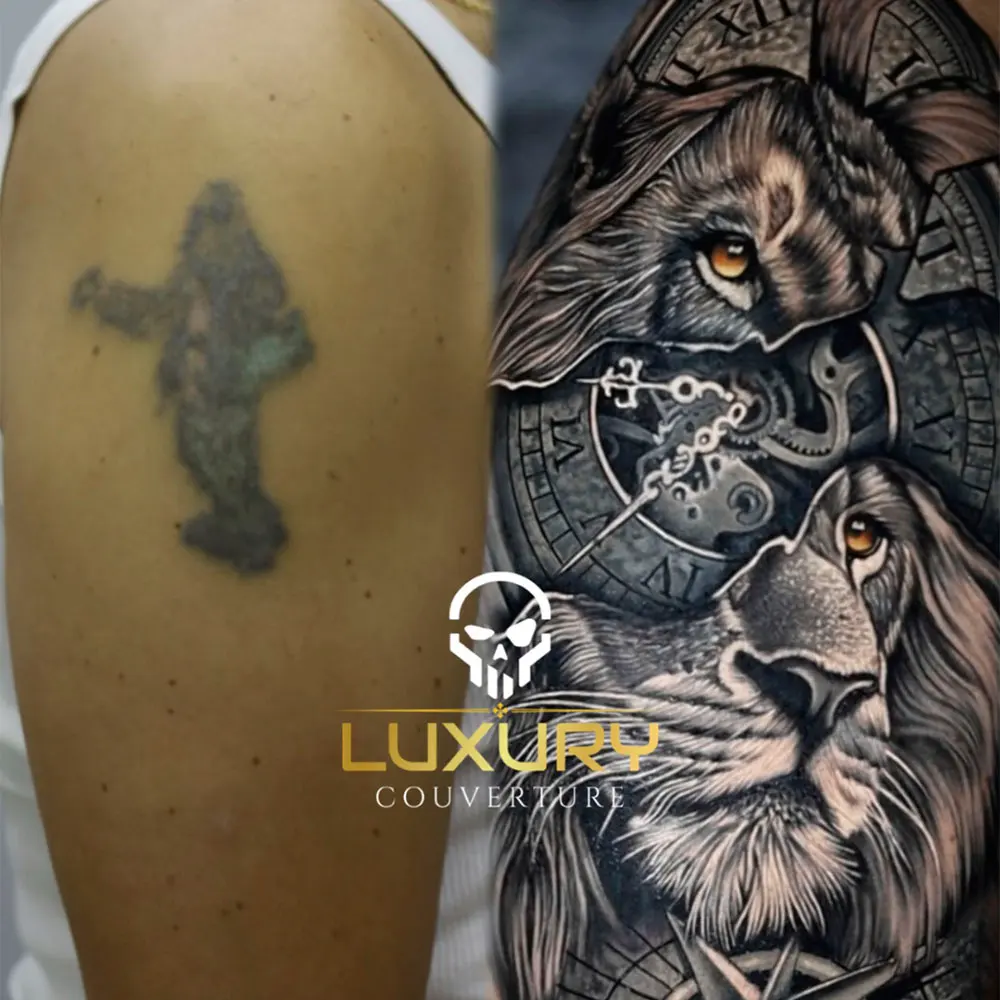 Cover-up sur l’épaule : ancien tatouage recouvert par un lion et une horloge