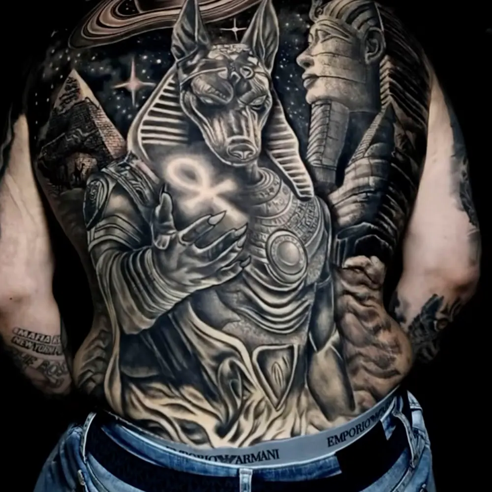 Dos complet : Anubis en réalisme noir et gris