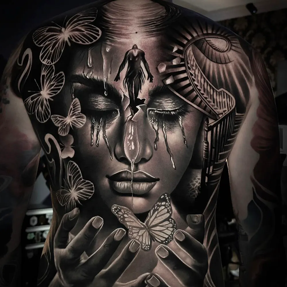 Dos complet : portrait de femme et papillons en noir et gris