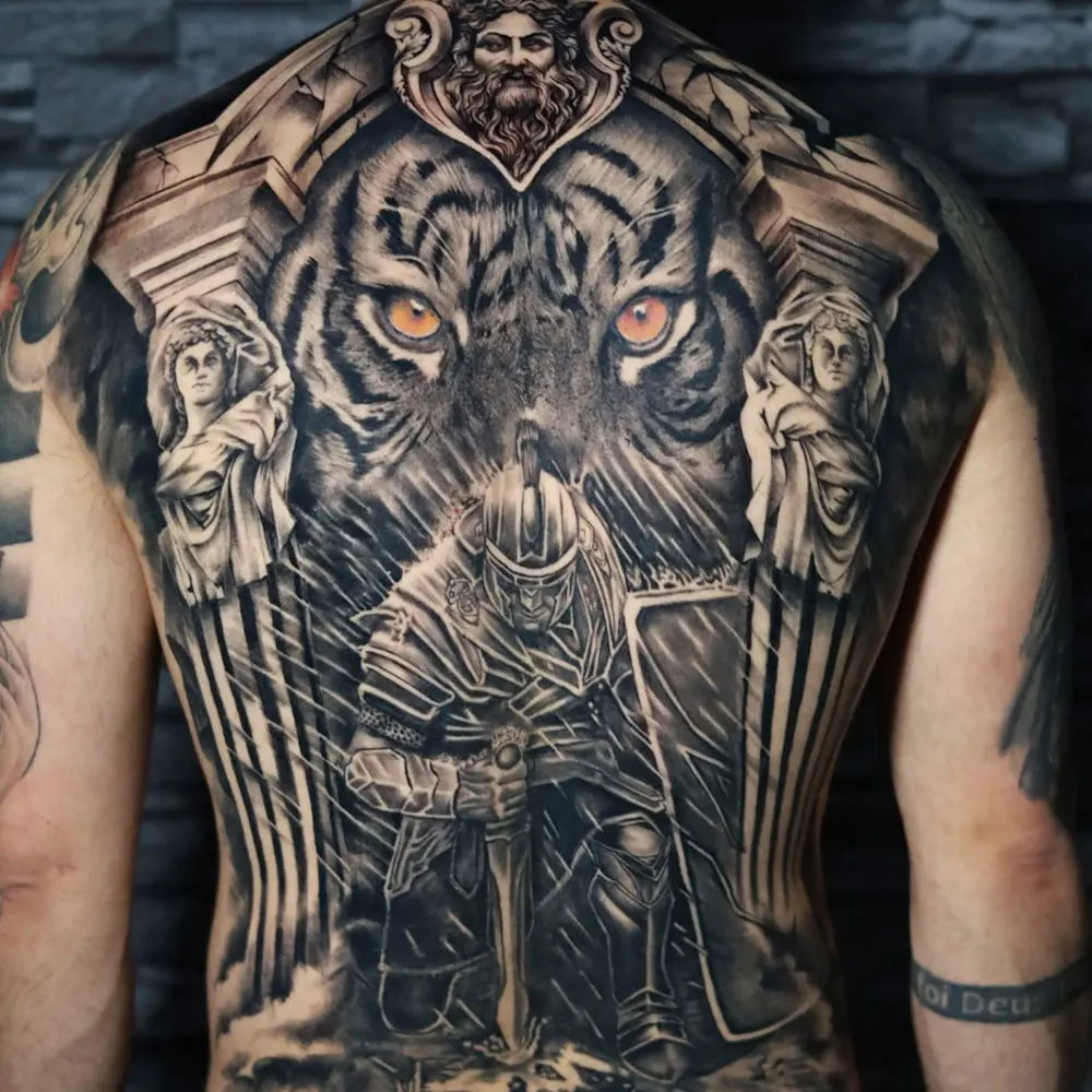Dos complet : tigre et chevalier en noir et gris