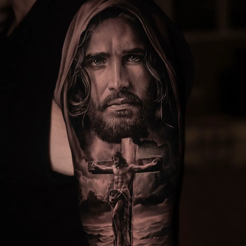Tatouage réaliste sur l’avant-bras : Christ
