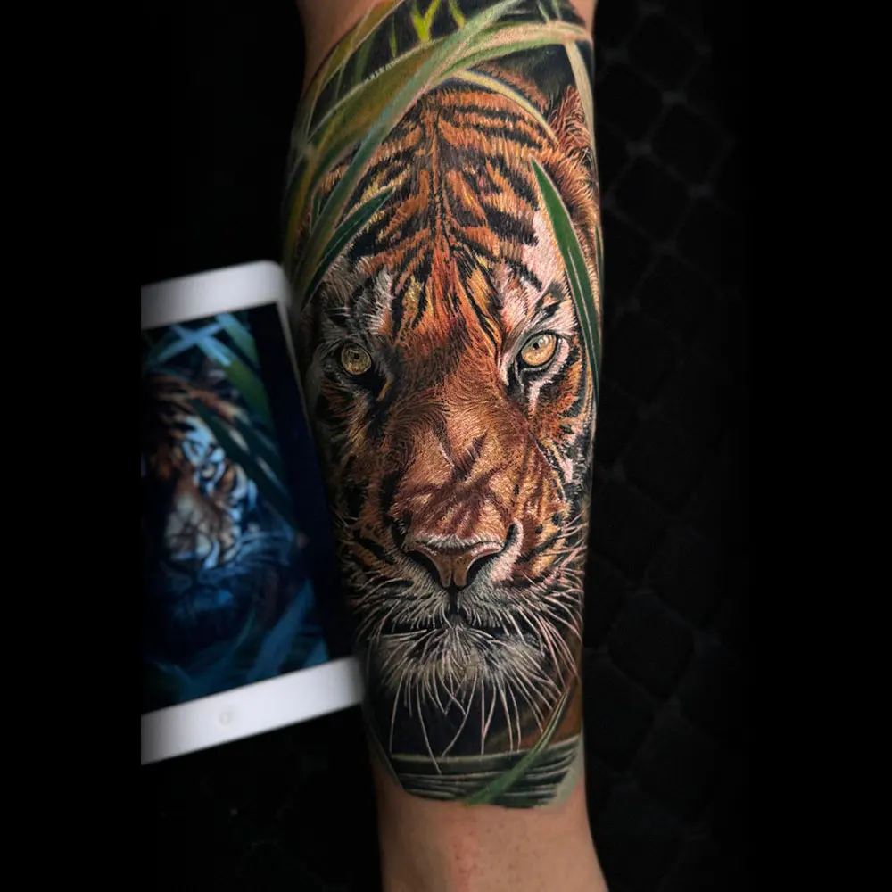 Réalisme couleur sur l’avant-bras : tigre