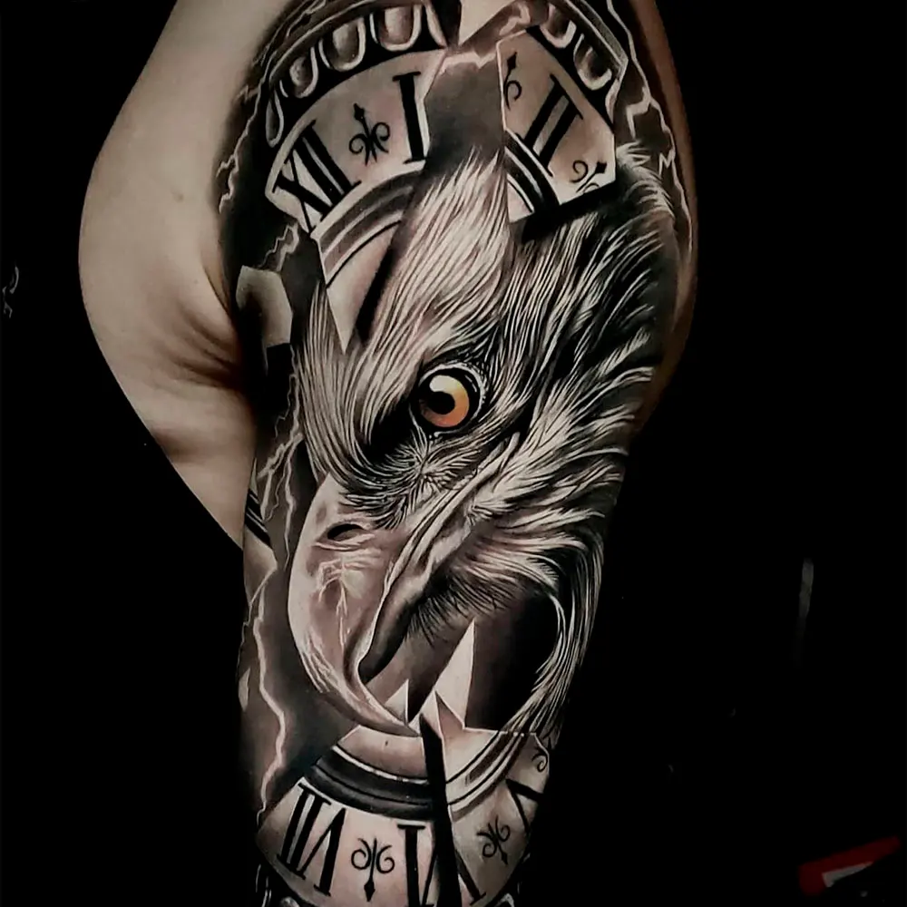 Tatouage réaliste sur l’épaule : aigle et horloge