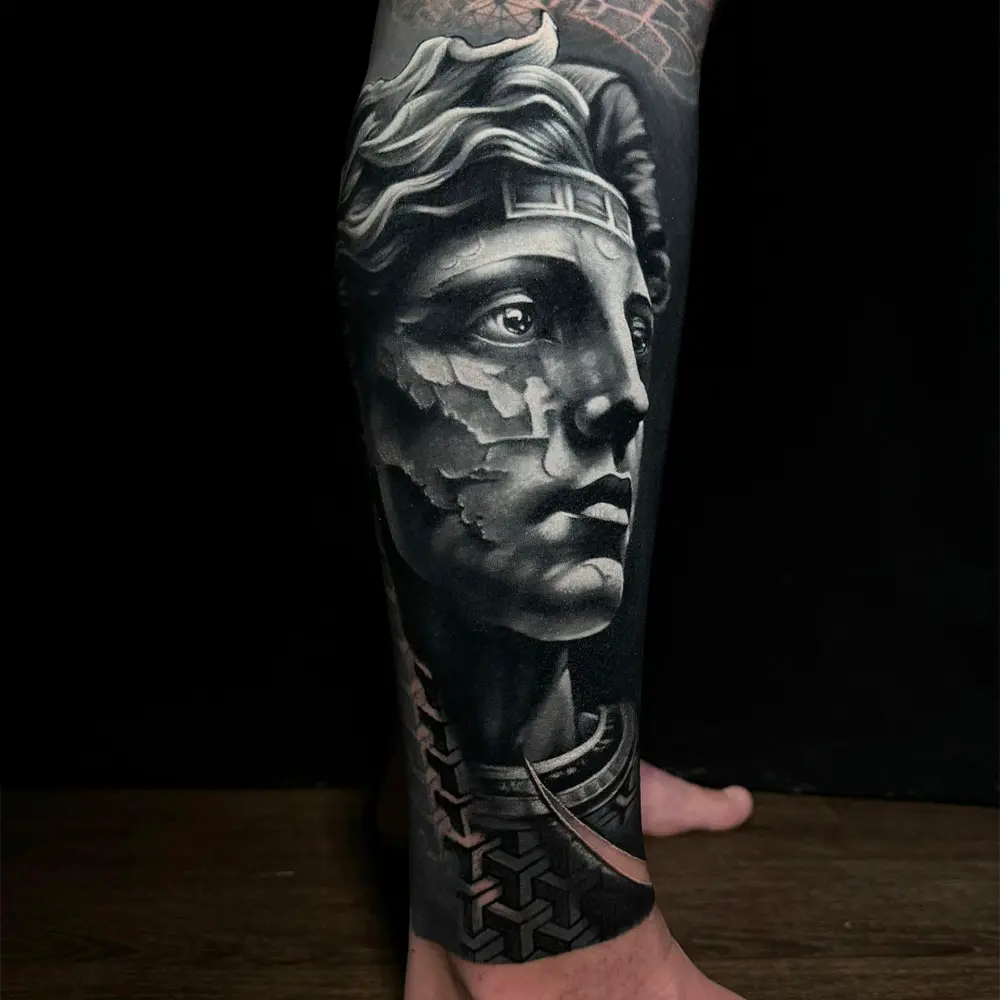 Tatouage réaliste sur la jambe : statue grecque