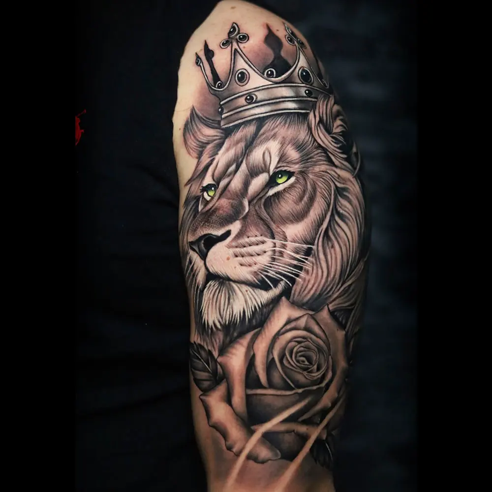 Tatouage réaliste : lion couronné et rose