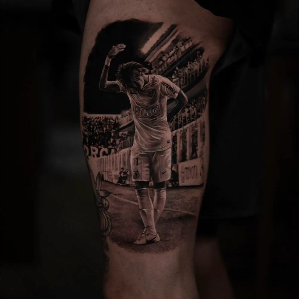 Tatouage réaliste sur le mollet : footballeur dans un stade